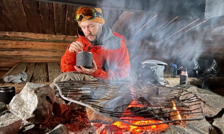 Guide Rob McNamee cooking in the mountain hut on the Fulufjället plateau.