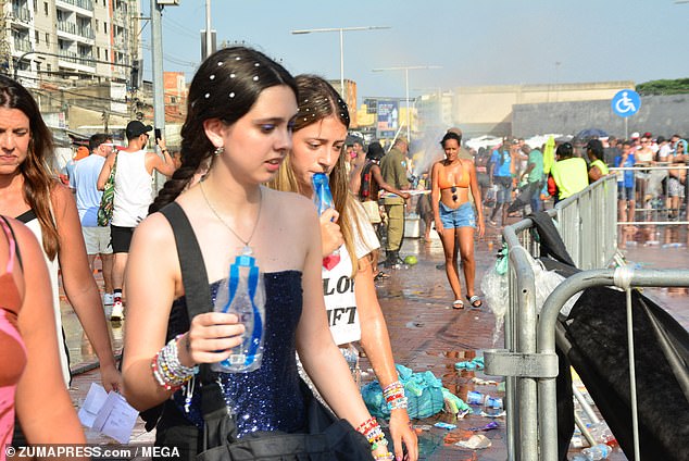 Fans of singer Taylor Swift suffer from high temperatures as they waited for Saturday's show